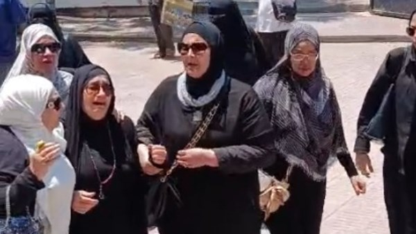 شقيقة أحمد حلمي تتعرض لانهيار مؤثر خلال مراسم تشييع والدتها