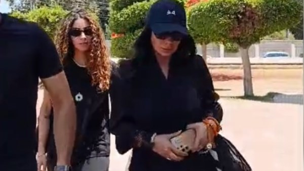 منى زكي وابنتها تشاركان في جنازة حماتها بمسجد ناصر في بنها