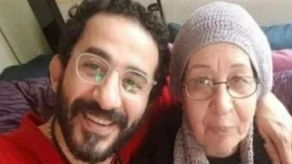 نجوم الفن يتشاركون أحزانهم في وداع والدة أحمد حلمي