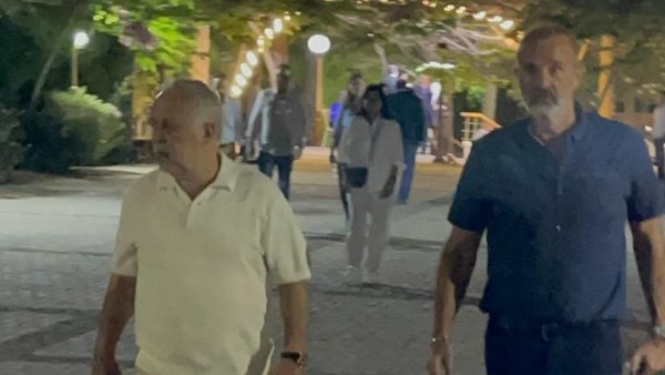 أشرف زكي وأيمن عزب يشاركان في تقديم واجب العزاء لأسرة الراحل محمد مرزبان