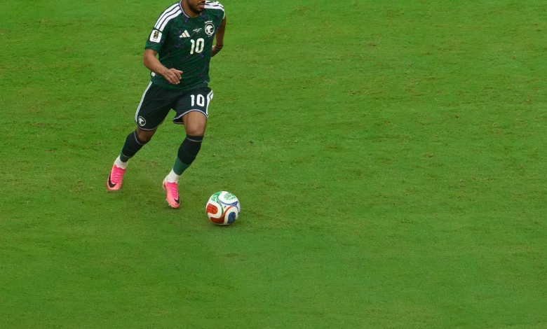 «الدوسري» يقترب من تحطيم أرقام «سليمان» و«عبد الغني» و«الجابر» في المونديال
