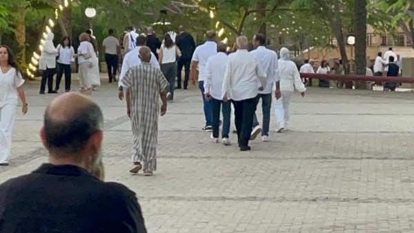 اللون الأبيض يهيمن على أجواء عزاء محمد مرزبان تلبية لوصيته الأخيرة