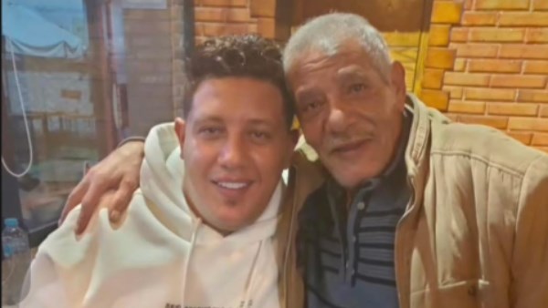 حمو بيكا يواجه مصابًا أليمًا بوفاة والده في حدث مؤثر