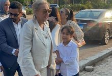 زوجة محمد مرزبان وابنته تصلان مسجد حسن شربتلي لتقديم واجب العزاء