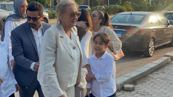 زوجة محمد مرزبان وابنته تصلان مسجد حسن شربتلي لتقديم واجب العزاء