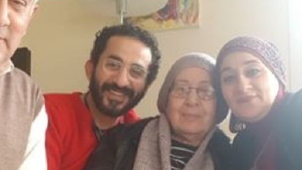 شقيقة أحمد حلمي تعبر عن حزنها لفقدان والدتها بكلمات مؤثرة