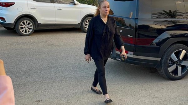 شيرين تتصدر الحضور في عزاء محمد مرزبان وتلفت الأنظار بحضورها المميز