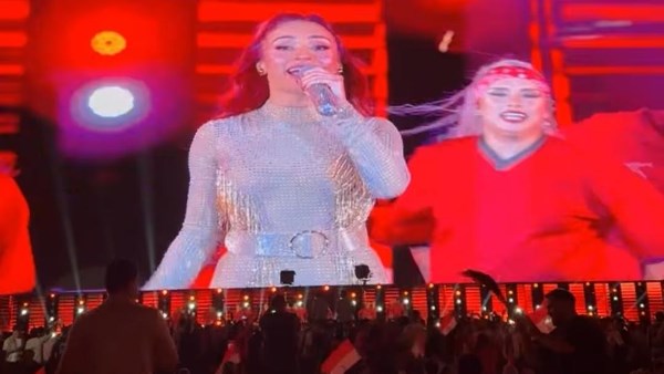 كارولينا كرم تقدم عرضًا عالميًا يجمع شاكيرا وعمرو دياب في Egypt Fan Zone قبل مباراة مصر وبلجيكا