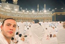 محمد إمام يؤدي مناسك العمرة بعد العرض الخاص لفيلمه الجديد «صقر وكناريا»