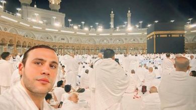 محمد إمام يؤدي مناسك العمرة بعد العرض الخاص لفيلمه الجديد «صقر وكناريا»
