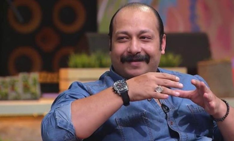 محمد ثروت يطالب بإجازة ثلاثة أيام للموظفين لمتابعة المباراة المرتقبة