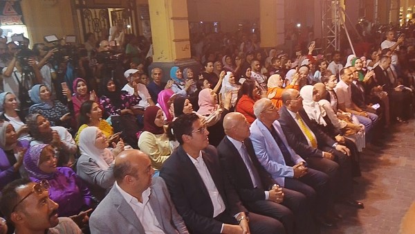 مهرجان الطبول الدولي يضيء ممر بهلر في وسط القاهرة بحضور محافظ المدينة وجمهور غفير