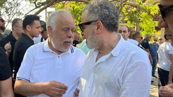 نجوم الفن يلتزمون بوصية محمد مرزبان بارتداء الأبيض في جنازته