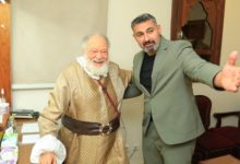 ياسر جلال يشهد عرض الملك لير ليحيي الفخراني ويعبر عن إعجابه بتقبيل يده