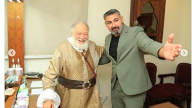 ياسر جلال يشهد عرض الملك لير ليحيي الفخراني ويعبر عن إعجابه بتقبيل يده