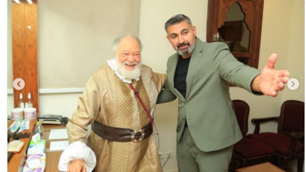 ياسر جلال يشهد عرض الملك لير ليحيي الفخراني ويعبر عن إعجابه بتقبيل يده