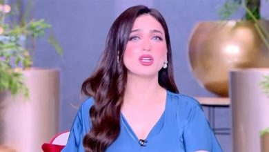 ياسمين عز تدعو السيدات لترك أزواجهن يتابعون مباراة مصر وإيران بمفردهم