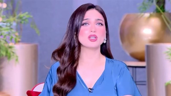 ياسمين عز تدعو السيدات لترك أزواجهن يتابعون مباراة مصر وإيران بمفردهم