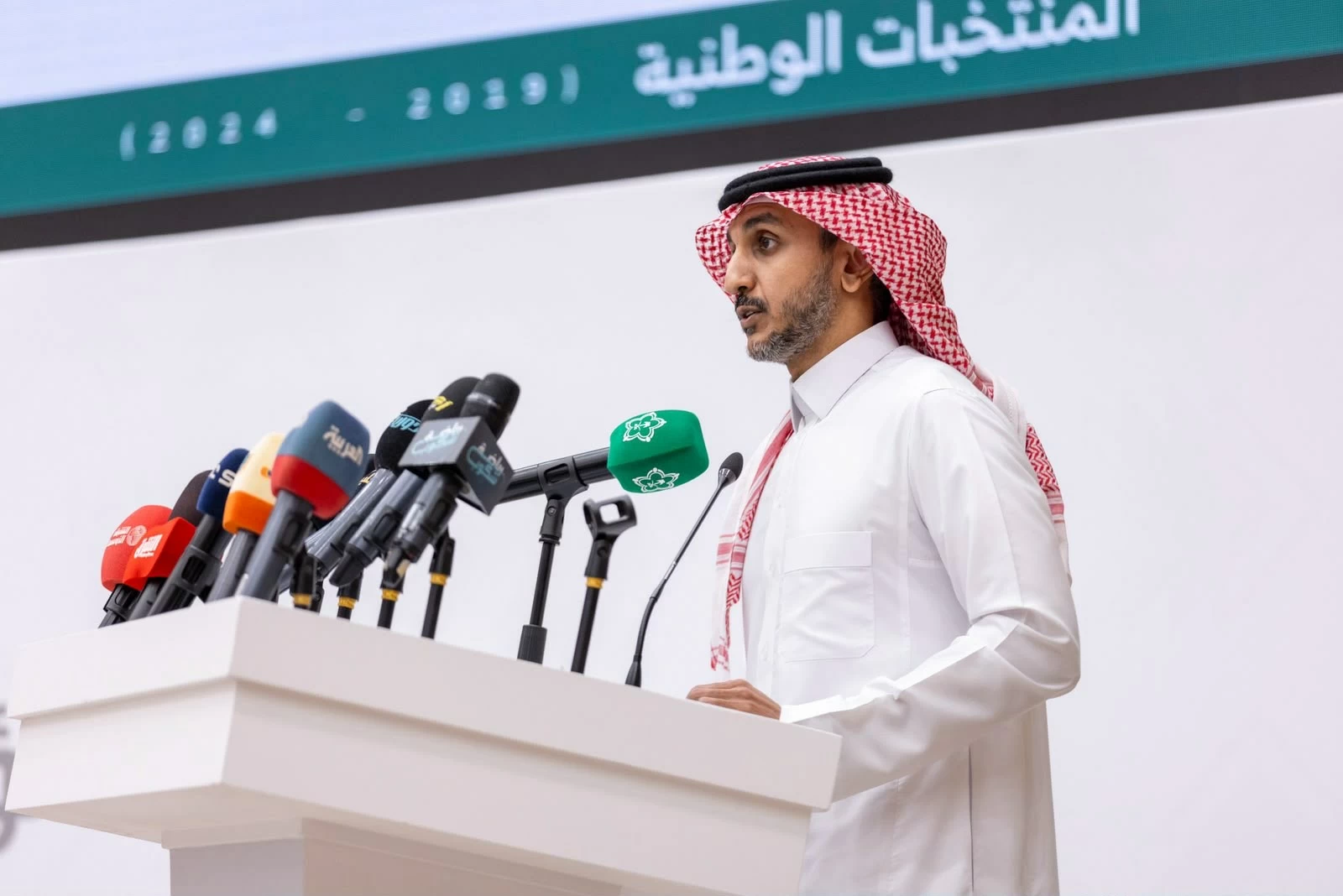 القاسم ينفي أي صلة له بانتخابات اتحاد الكرة في السعودية