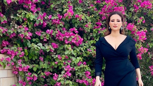 غادة طلعت تتألق بفستان أسود أنيق في جلسة تصوير جديدة تبرز جمالها وأناقتها