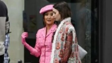 ليلى كولينز وآشلي بارك تتألقان في كواليس تصوير الموسم الأخير من «Emily in Paris»