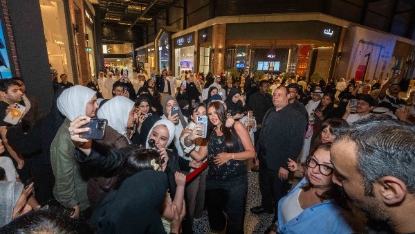 ياسمين عبد العزيز وأحمد السقا يحققان نجاحًا ساحقًا في الكويت بحضور جماهيري غير مسبوق في العروض الخاصة